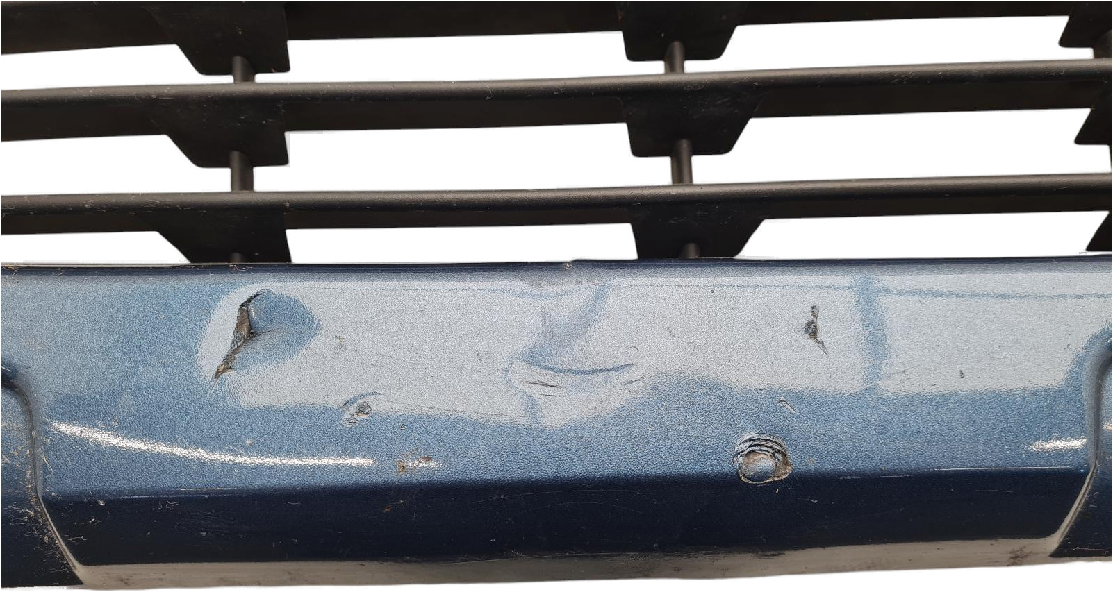KGQ BLAUW A3 DIVERSE KRASSEN LINKER EN RECHTER ZIJKANT ONDER AANTAL DEUKEN DIE BIJNA HELEMAAL DOOR ZIJN 7401QE MET GRILL EN LOGO'S MET ROOSTES MET STEUNEN 7414YR RP 1680023580 7416J5 7414ZN 7414ZT MET SIERDELEN 7452TP 7452TQ 7452VK 7452 VS 7452VR MET