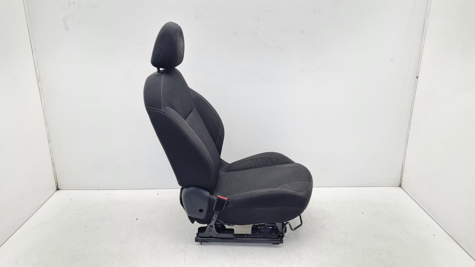 ZWART GRIJS STOF, MAILLE 3D EKMET G226 + OMNI REPS 0L FX, FRAME 1608106680 1608319780 MET RAILS 1612123680, FOAM ZIT 1608108580 RUG 1608108180 BEKLEDING ZIT 16139563VJ RUG 16139567VJ FVJ - GRIS ARGENT HOOFDSTEUN HZD - ZWART MISTRAL 16081049ZD AIRBAG