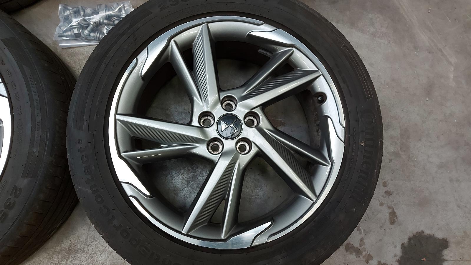 ! Zonder naaf dopjes! 4X +BANDEN SETPRIJS 235/50 R19 99V CONTINENTAL CONTISPORTCONTACT5 2.5MM +VELGEN 4X PAAR BESCHADIGINGEN 9817501377 98175013ZV +BOUTEN 20X 9817024580 +NAAFDOPJES 4X EXY ZWART ONYX 98012784XY