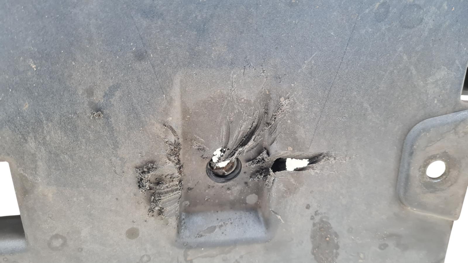 KGQ BLAUW A3 DIVERSE KRASSEN LINKER EN RECHTER ZIJKANT ONDER AANTAL DEUKEN DIE BIJNA HELEMAAL DOOR ZIJN 7401QE MET GRILL EN LOGO'S MET ROOSTES MET STEUNEN 7414YR RP 1680023580 7416J5 7414ZN 7414ZT MET SIERDELEN 7452TP 7452TQ 7452VK 7452 VS 7452VR MET