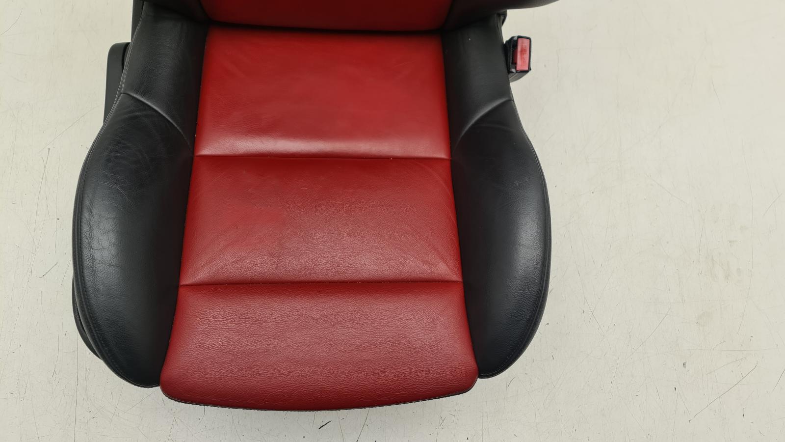 ZWART/ROOD LEER A2 LEDER CLAUDIA COMPLEET Q3 FJ 8845E1 NFP 8861X5 NFP 8872R5 NFP HJC ROOD FUSIE +RAILS 8916V1 +AIRBAG 8216Z1 NFP +HOOFDSTEUN HZR GRIJS ASTRAKAN 8851NT NFP