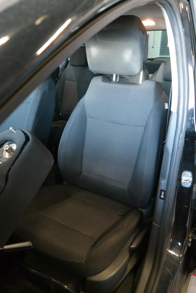 PEUGEOT 5008 1.6 THP 5P