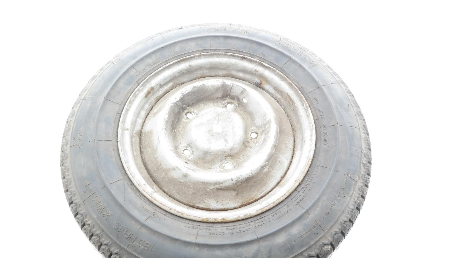 +BAND ALS NIEUW MICHELIN XVS 185/HR15 5.5J/ VELG BEETJE ROEST