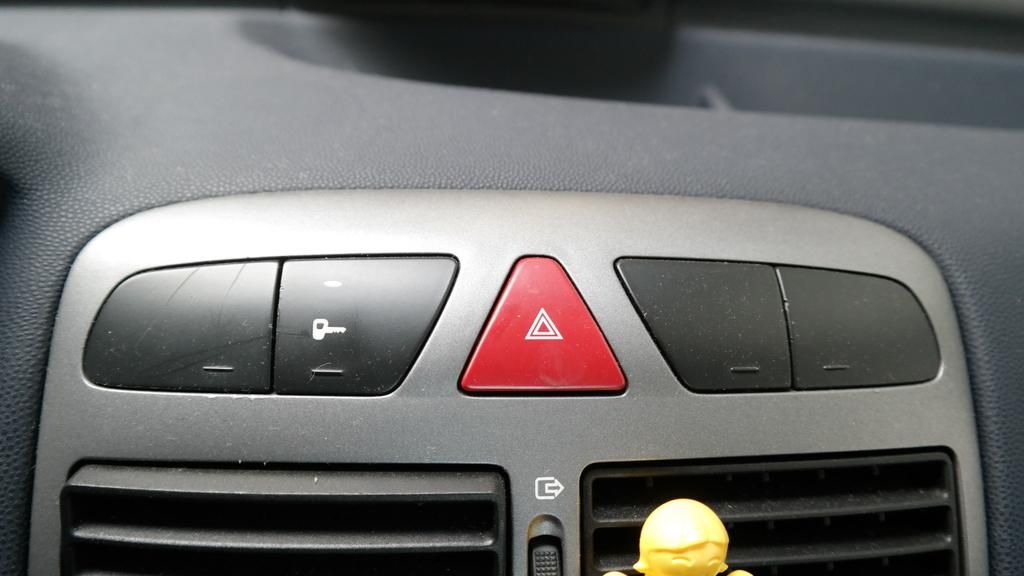 PEUGEOT 307 5 DRS SEDAN