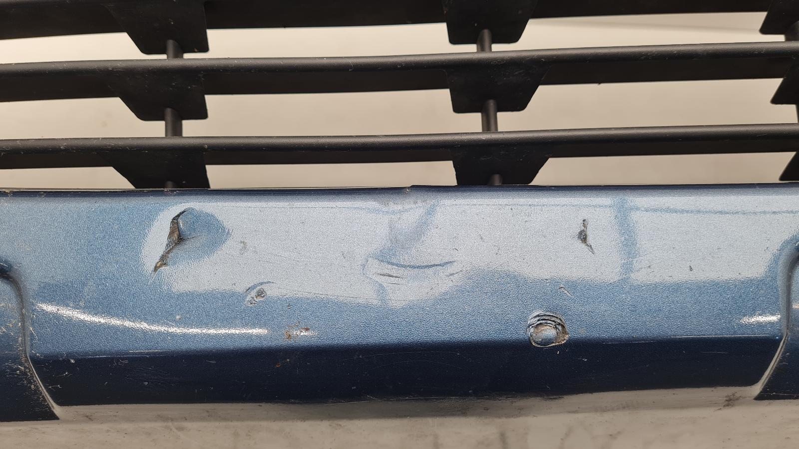 KGQ BLAUW A3 DIVERSE KRASSEN LINKER EN RECHTER ZIJKANT ONDER AANTAL DEUKEN DIE BIJNA HELEMAAL DOOR ZIJN 7401QE MET GRILL EN LOGO'S MET ROOSTES MET STEUNEN 7414YR RP 1680023580 7416J5 7414ZN 7414ZT MET SIERDELEN 7452TP 7452TQ 7452VK 7452 VS 7452VR MET