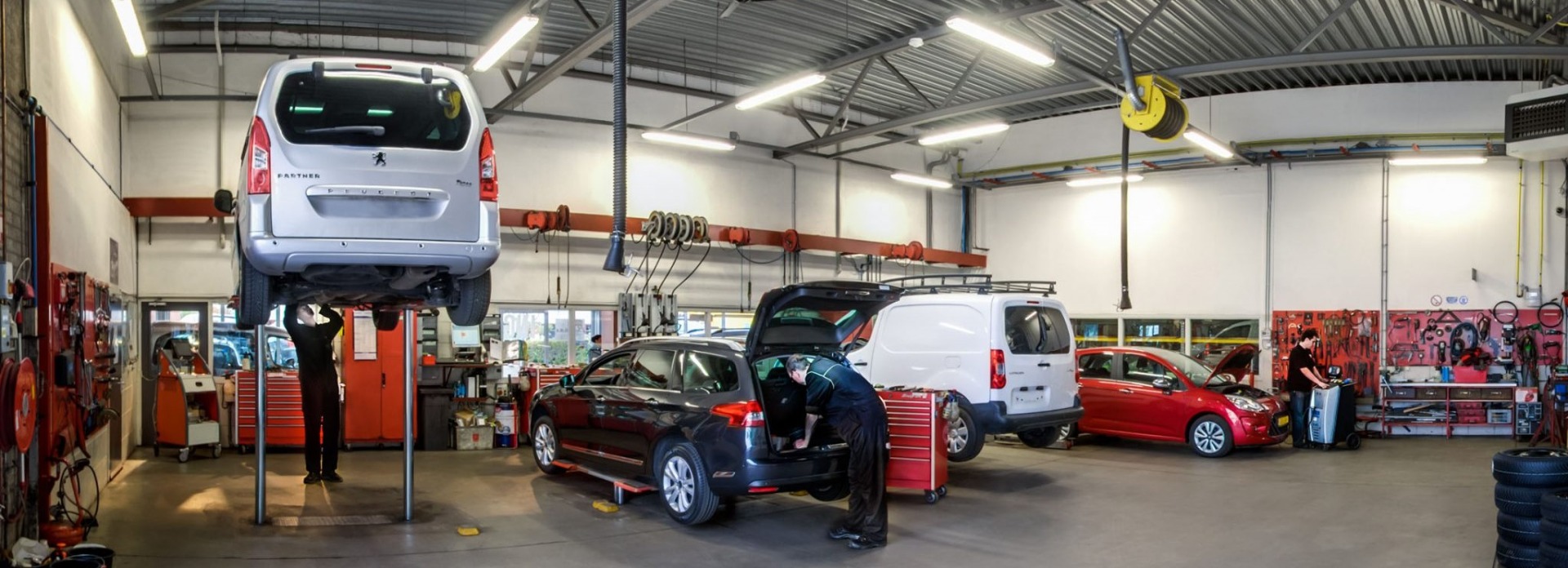 Zeer complete werkplaats Autobedrijf Bart Ebben voor Citroen Peugeot Renault Zeer complete werkplaats Autobedrijf Bart Ebben voor Citroen Peugeot Renault